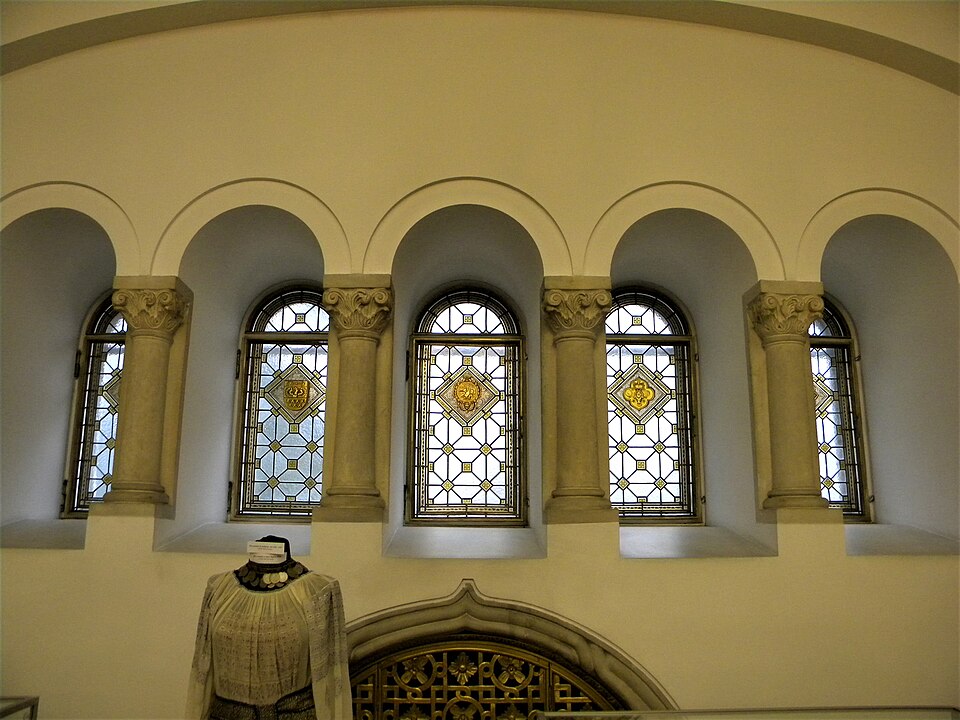 Șir de ferestre arcuite și peretele interior.