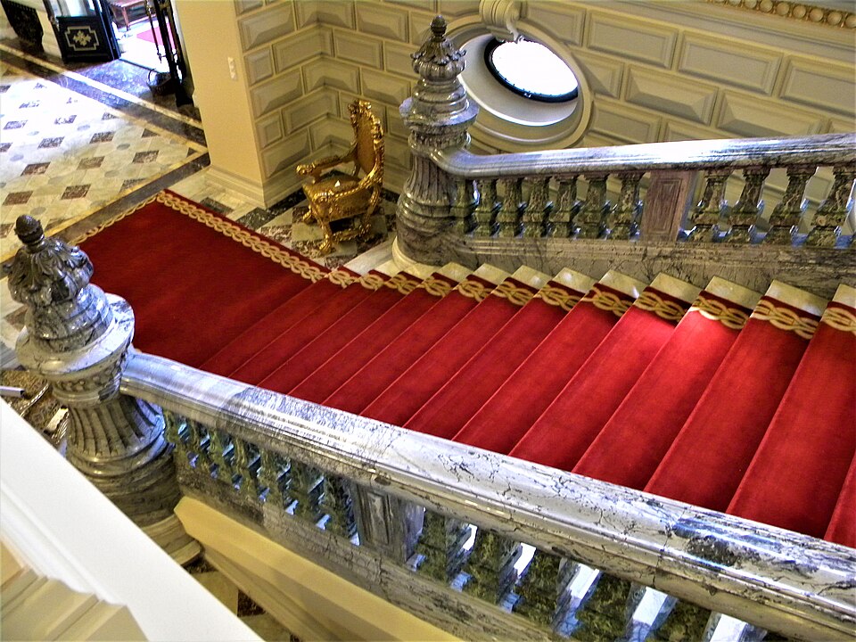 Scara de onoare, perspectivă de pe podestul superior.