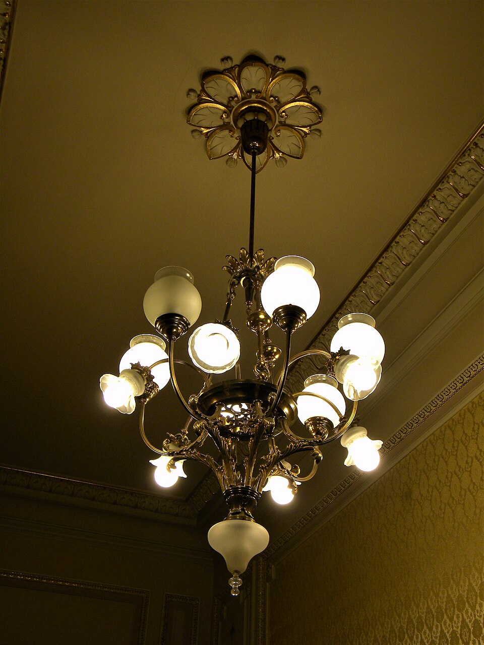 Candelabru și plafon decorat.