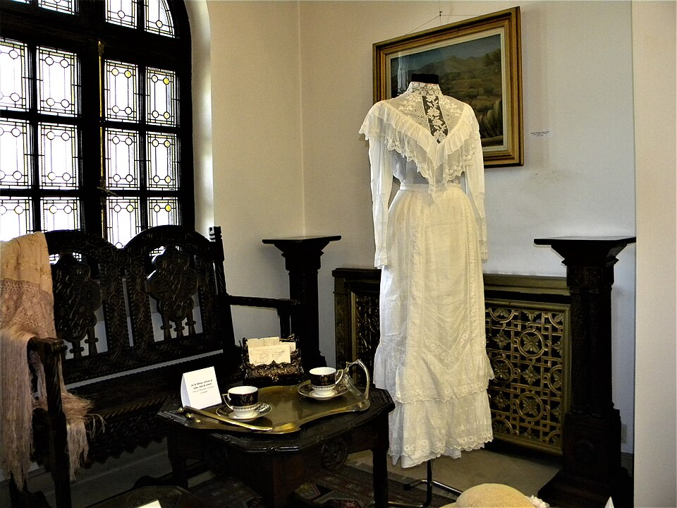 Ferestre ornamentate și decorul unei încăperi.