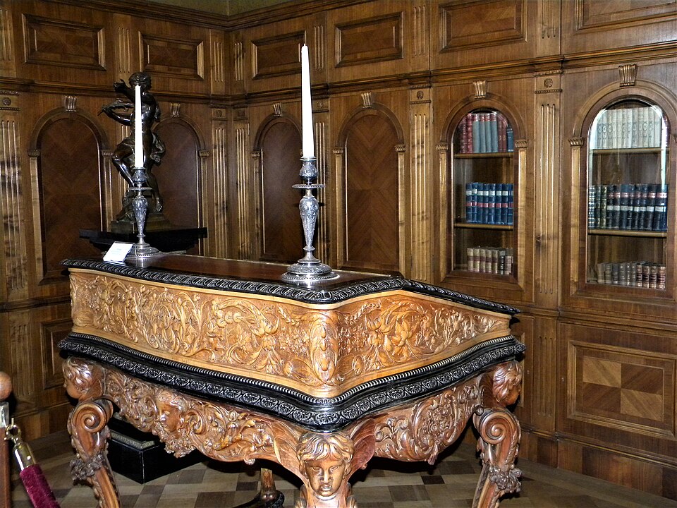 Birou, lambriuri și ferestre din palatul vechi.