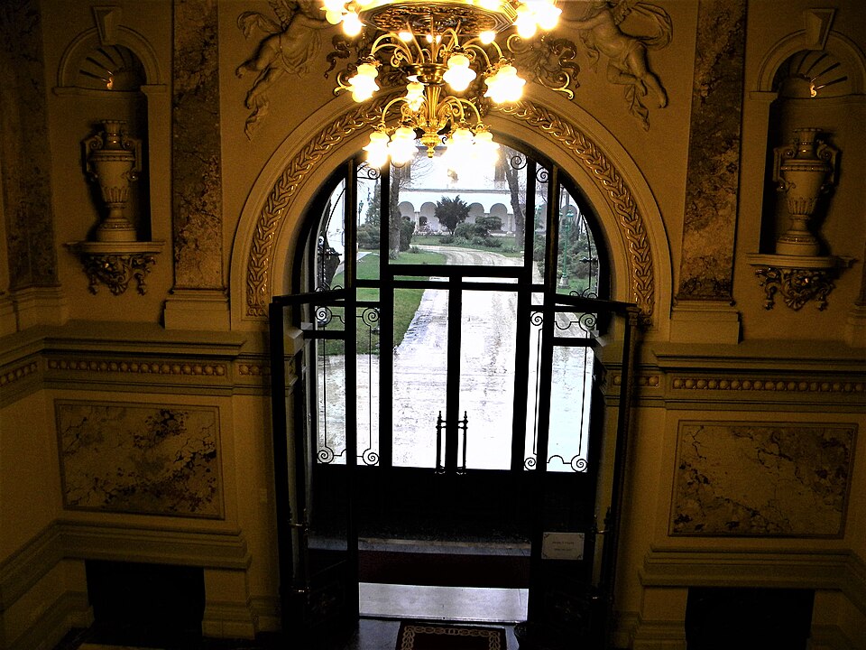 Portal interior și decorul peretelui.
