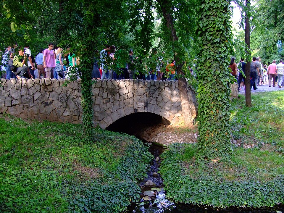 Pod de piatră și amenajarea grădinii ansamblului.