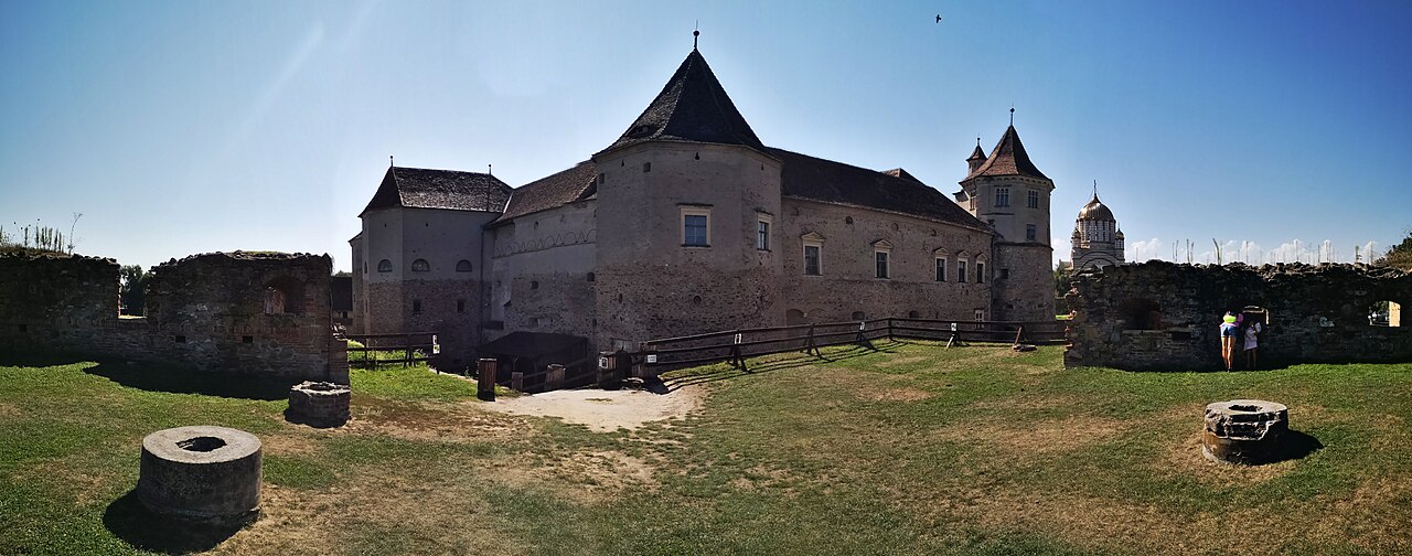 Castelul și turnul de colț din curtea exterioară, cu zidul de incintă alăturat