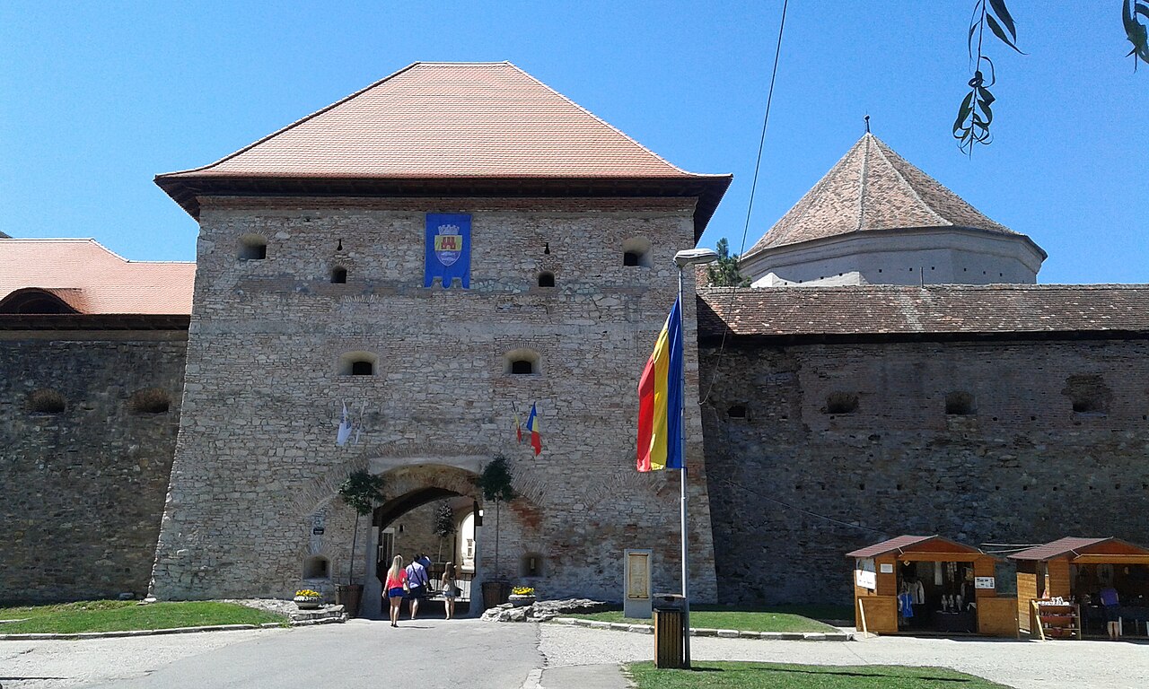 Turnul porții și arcada de intrare, cu acoperișurile alăturate