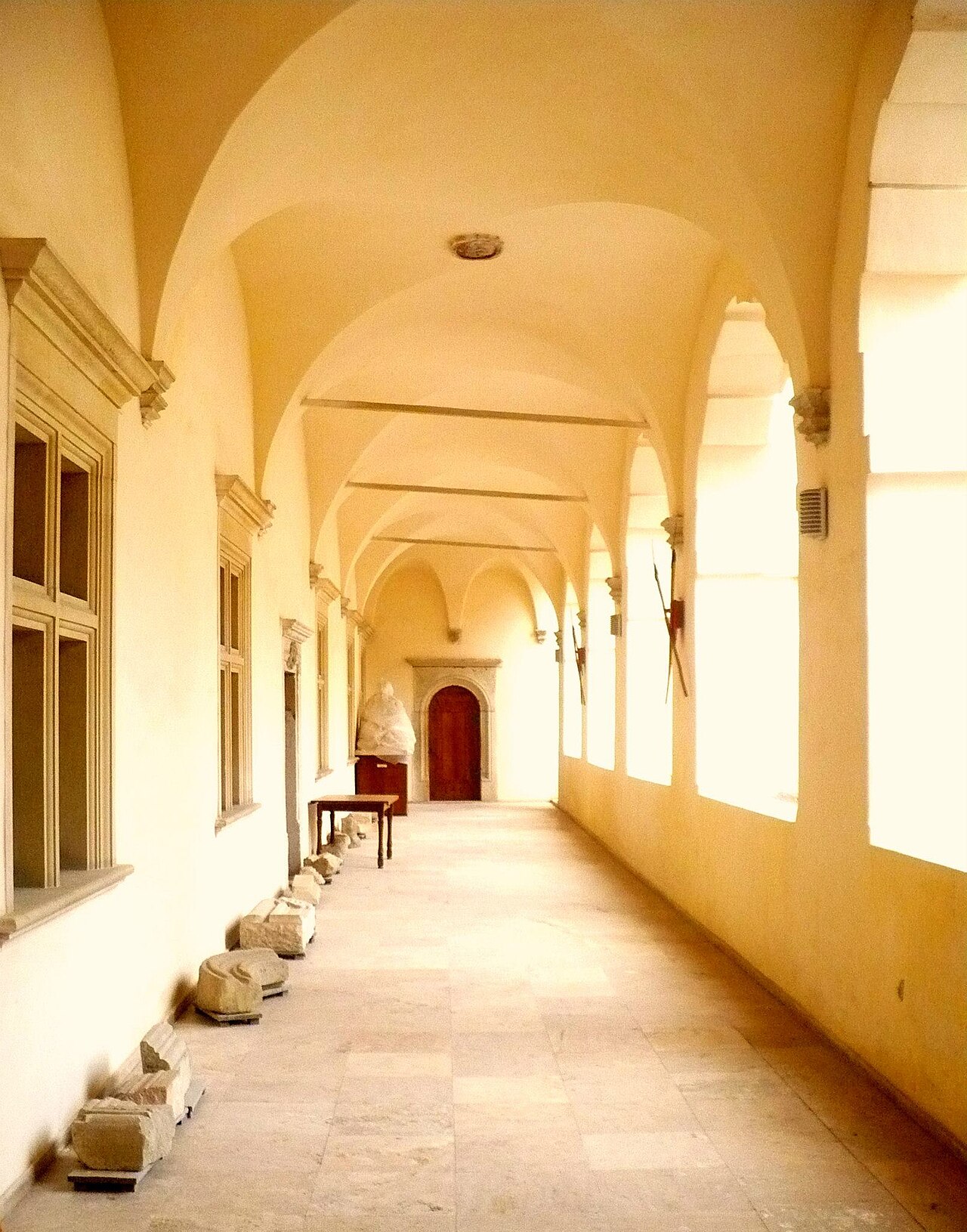 Loggia de la etaj: coloane, arcade, boltă și pardoseală