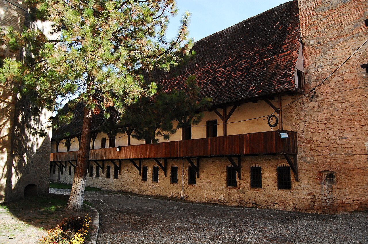 Clădire din incinta bastionară cu galerie și structură din lemn
