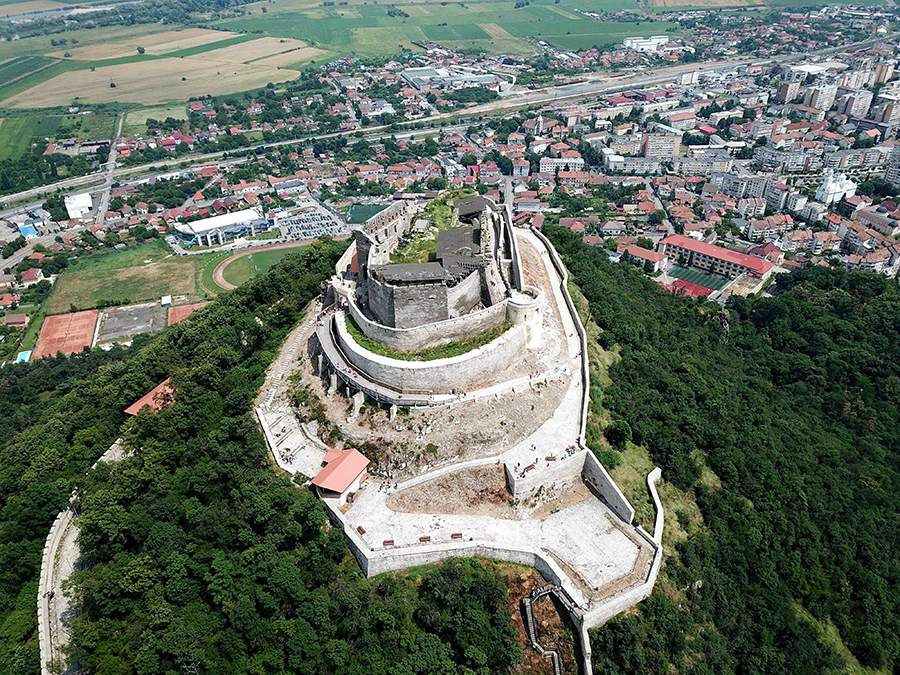 Vedere aeriană complementară: traseele zidurilor și cetatea deasupra orașului