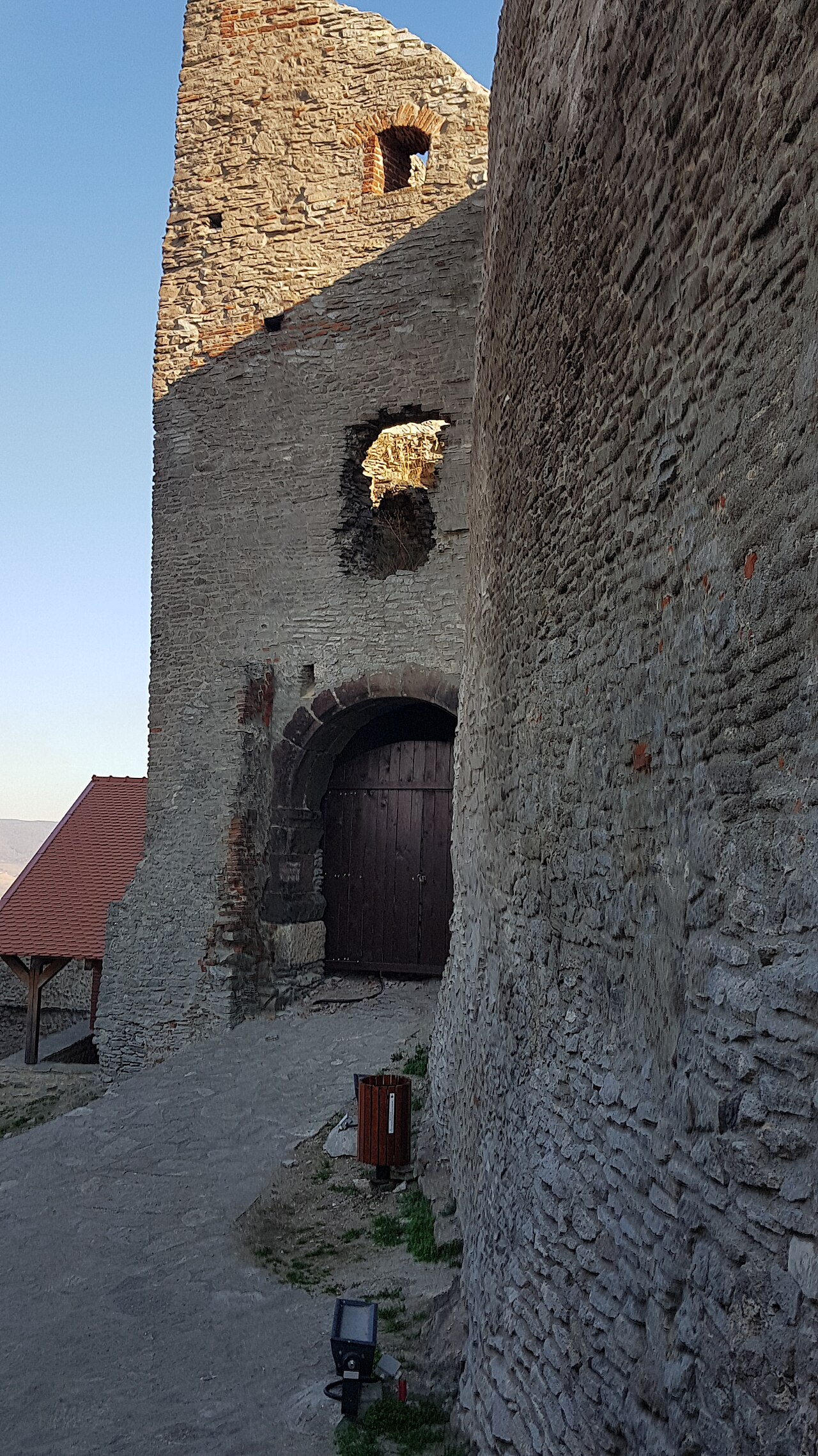 Perete înalt de turn cu goluri suprapuse, văzut apropiat