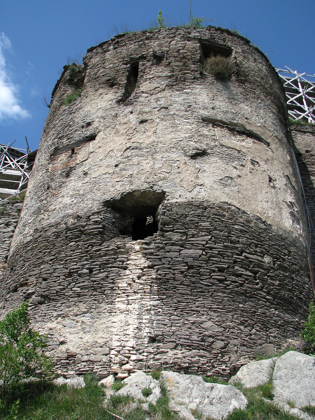 Turn de apărare rotunjit, în contraplonjeu: zidărie și coronament degradat