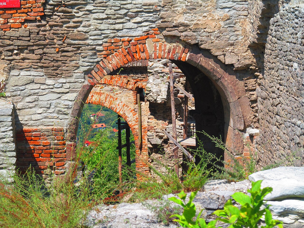 Portal arcuit de cărămidă, ușă și zidărie mixtă
