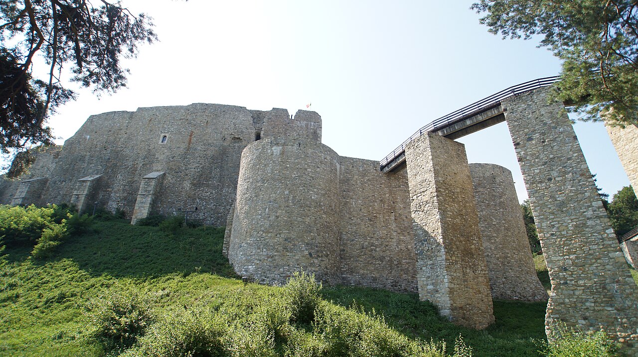 Exteriorul cetății, bastioanele semicirculare și pilonii podului de acces