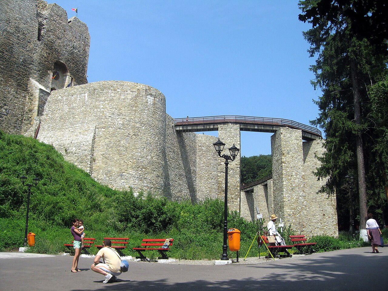 Bastion și pod de acces din lateral, cu panta înierbată