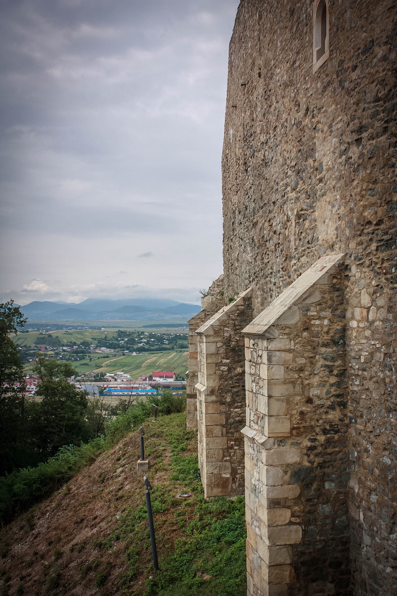 Fațadă exterioară și contrafort, vedere apropiată laterală