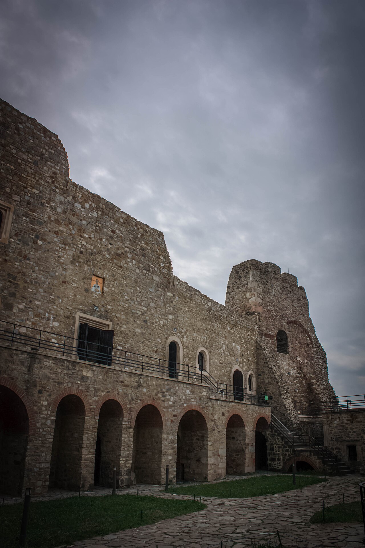 Curtea interioară: arcade la parter și fațada cu ferestre