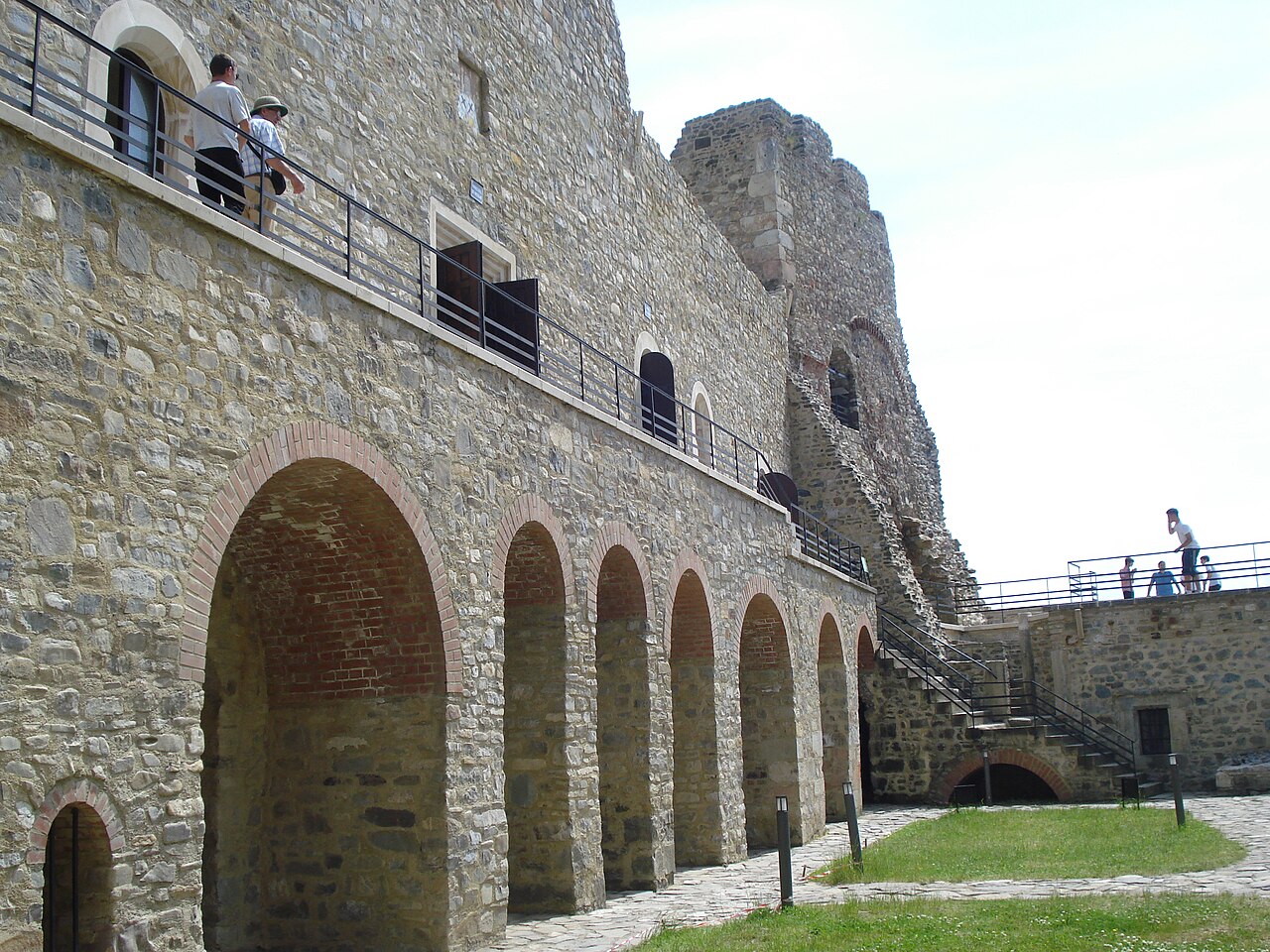 Succesiunea de arcade din curte și parapetul nivelului superior