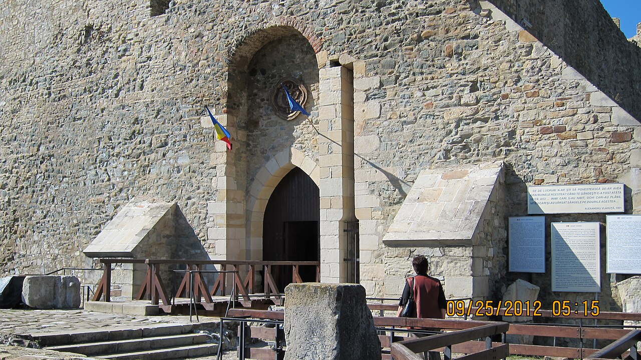 Intrare în fort cu arc gotic, pod și mici învelitori alăturate