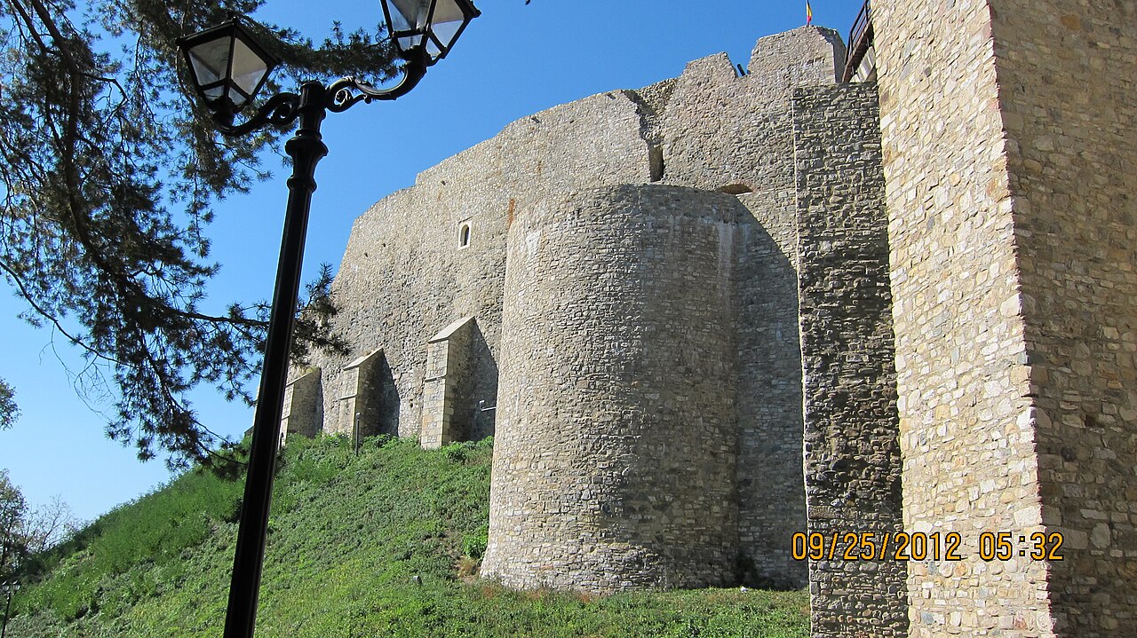 Bastion semicircular și ziduri adiacente, cu arbori în marginea cadrului