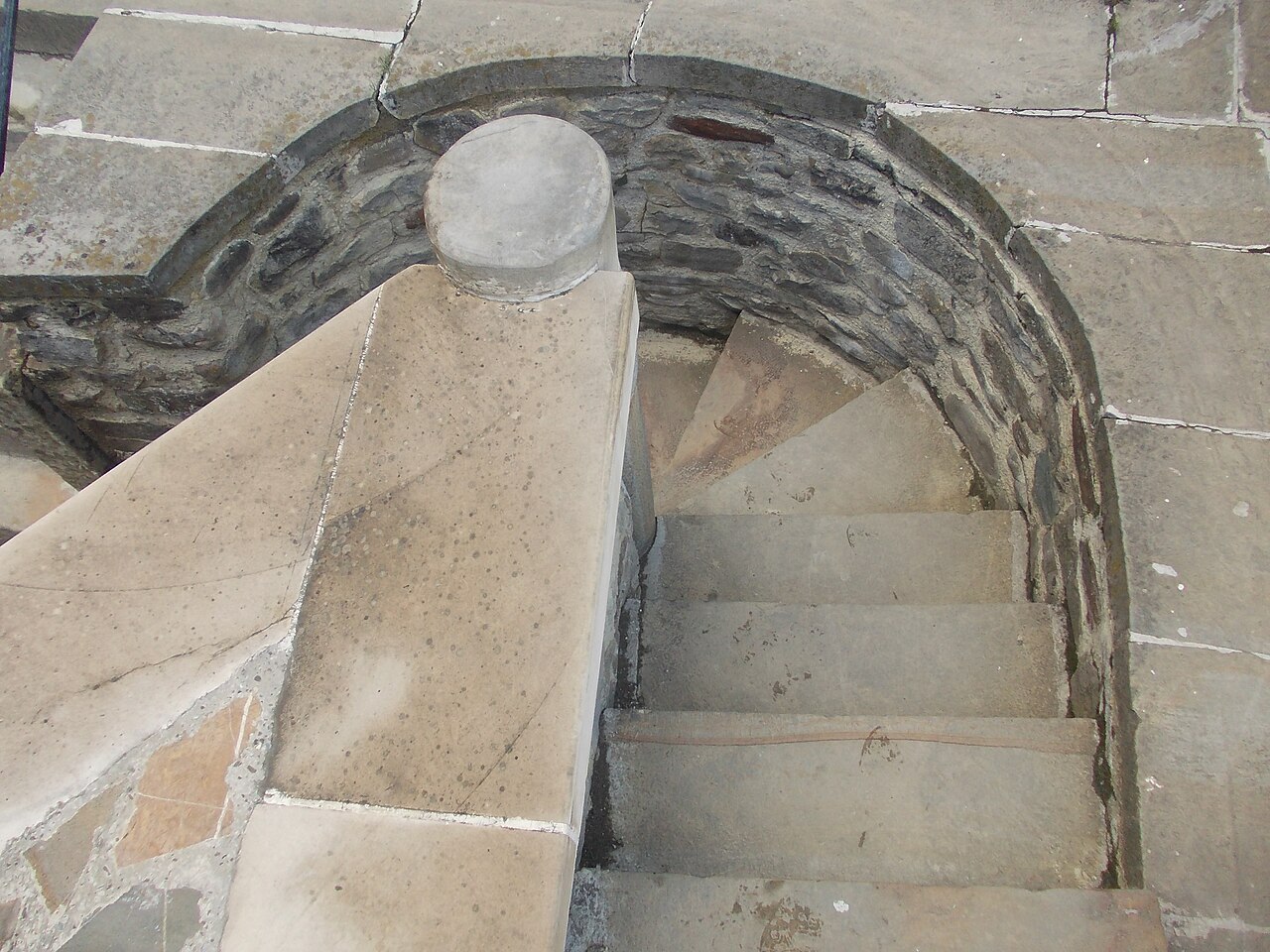 Scară în spirală din piatră și parapet curbat, văzută de sus