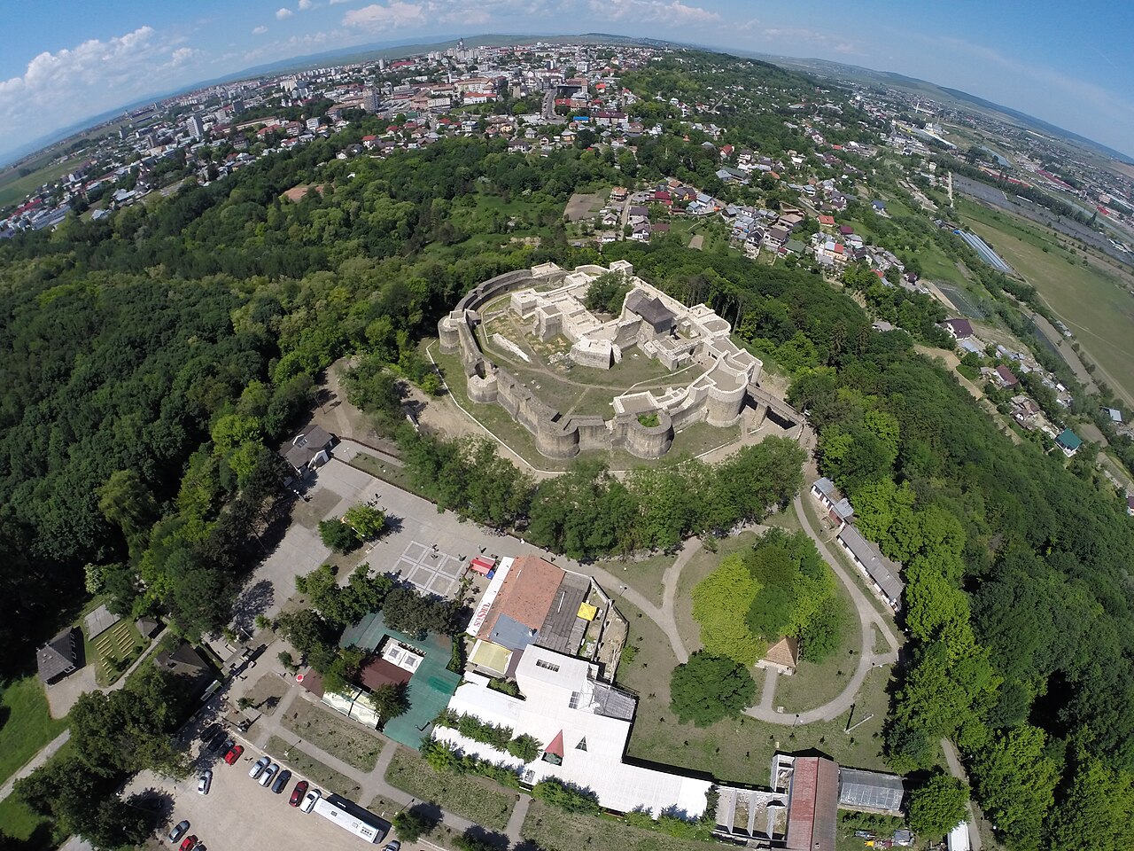 Vedere aeriană oblică a cetății, incintelor, curții și orașului din jur