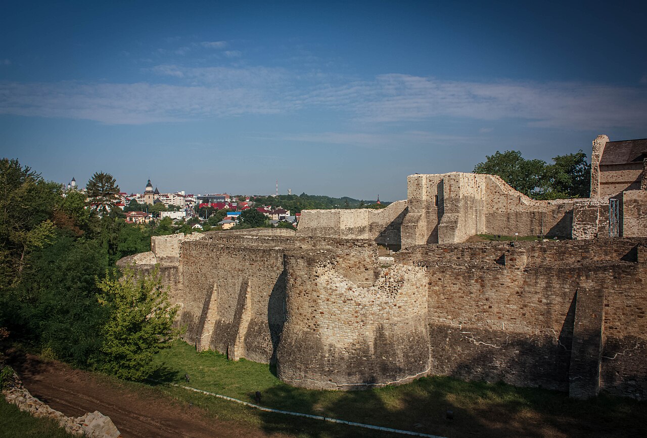 Zidurile și bastioanele pe partea de vest, din exterior