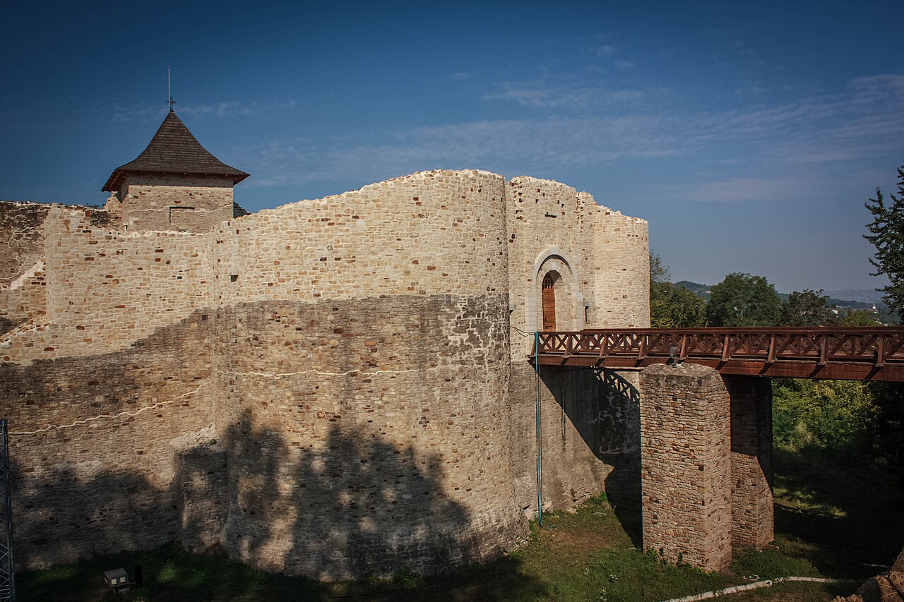 Bastion semicircular, pod de acces și zidul fortului din unghi oblic