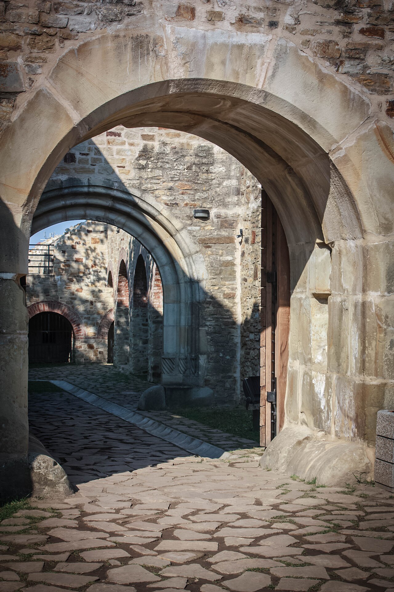 Arcade și boltă ale pasajului de intrare, cu pavaj
