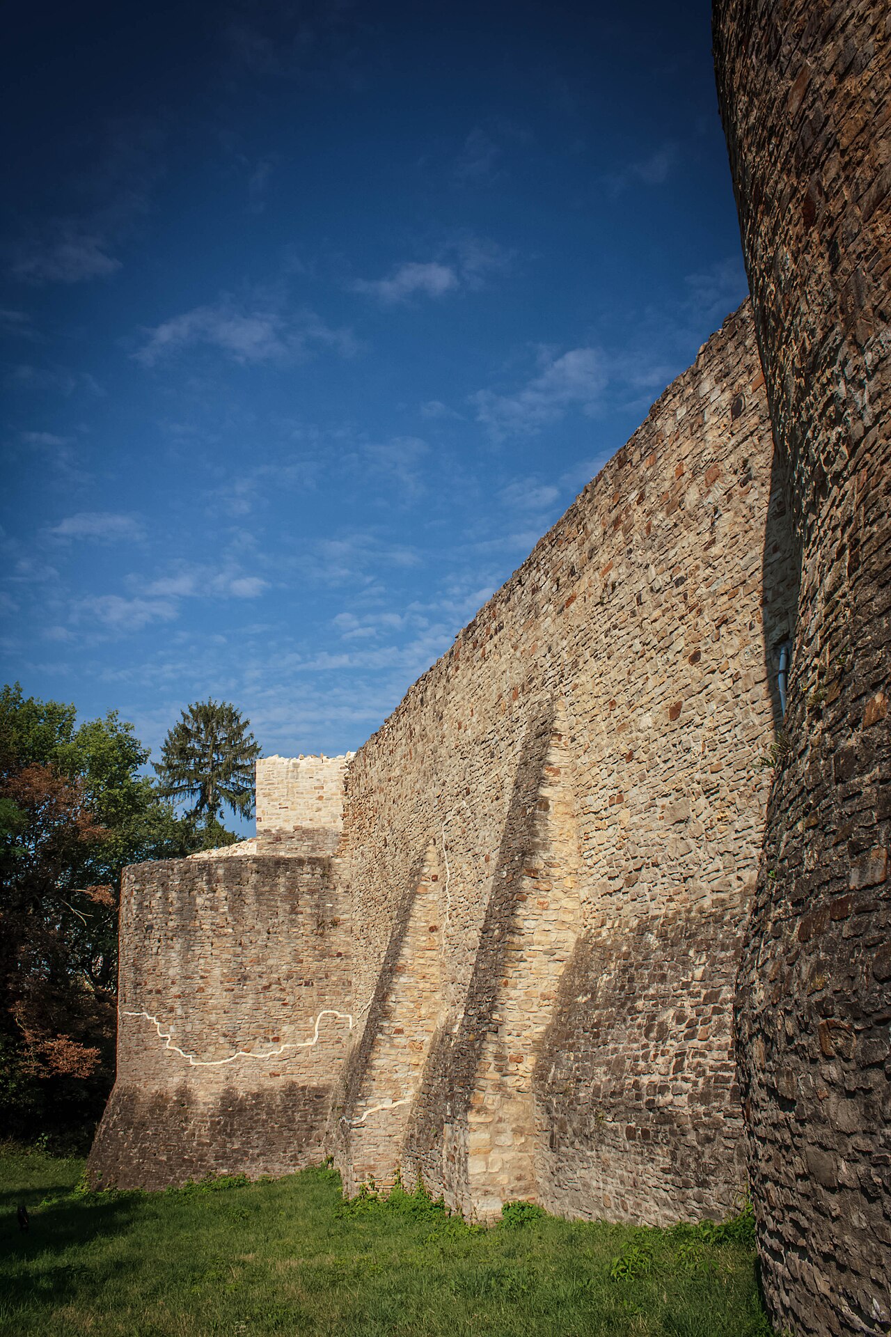 Zid înalt și bastion semicircular, vedere apropiată laterală