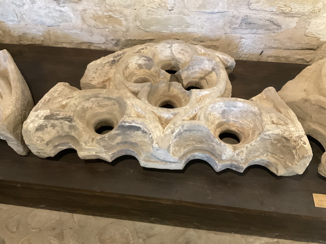 Fragment de arhitectură gotică expus în lapidariu; nu este o fațadă păstrată in situ