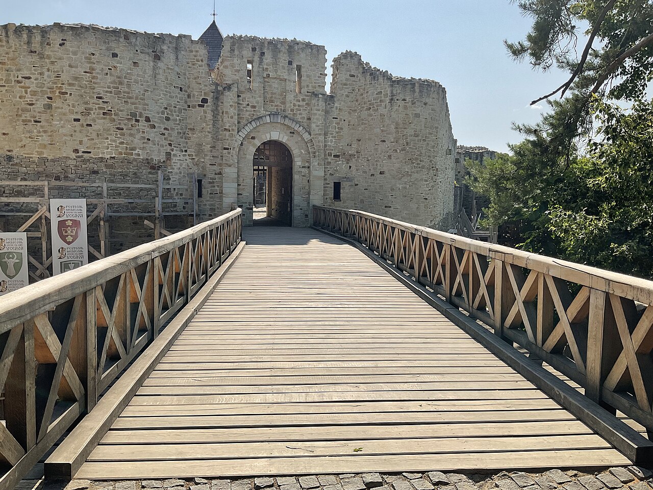 Podul de lemn către portal, cu fațada fortului în spate