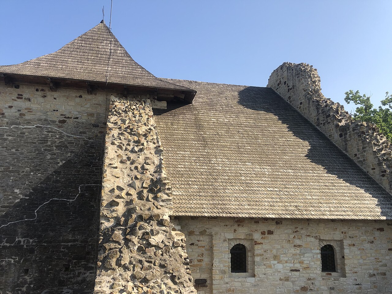 Corpul cu învelitoare în pantă și turnul alăturat, din apropiere
