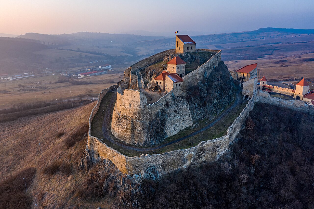 Vedere aeriană oblică a zidurilor în trepte și incintelor, cu panta dealului