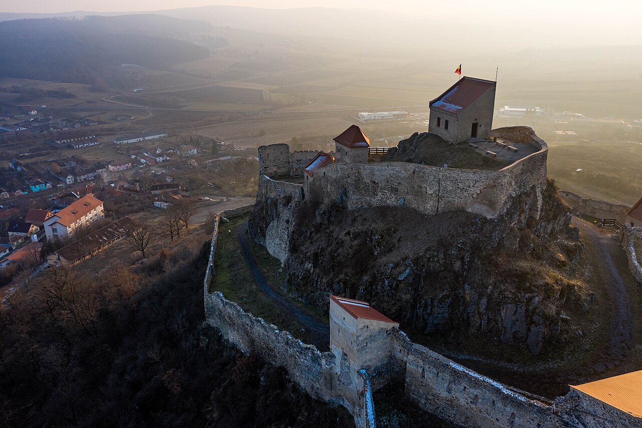 Vedere aeriană apropiată a incintei superioare, zidurilor și reliefului stâncos