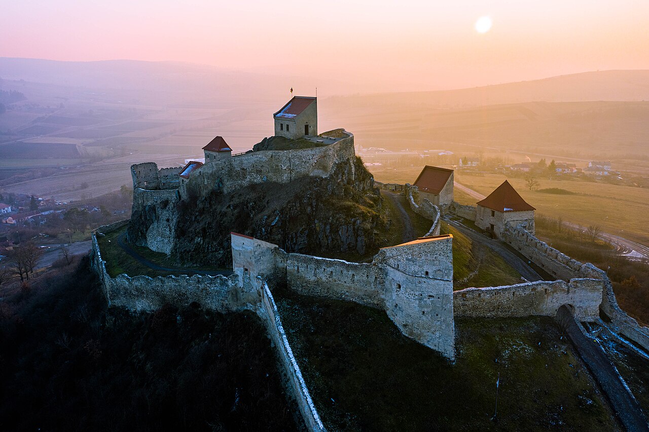 Vedere aeriană din unghi complementar, cu turnurile, zidurile și acoperișurile
