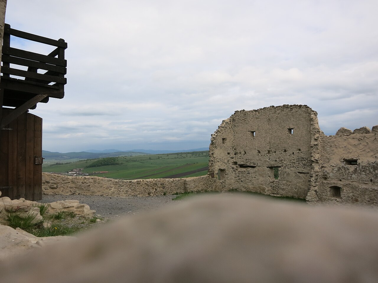 Curte a cetății și ruinele unui perete cu goluri