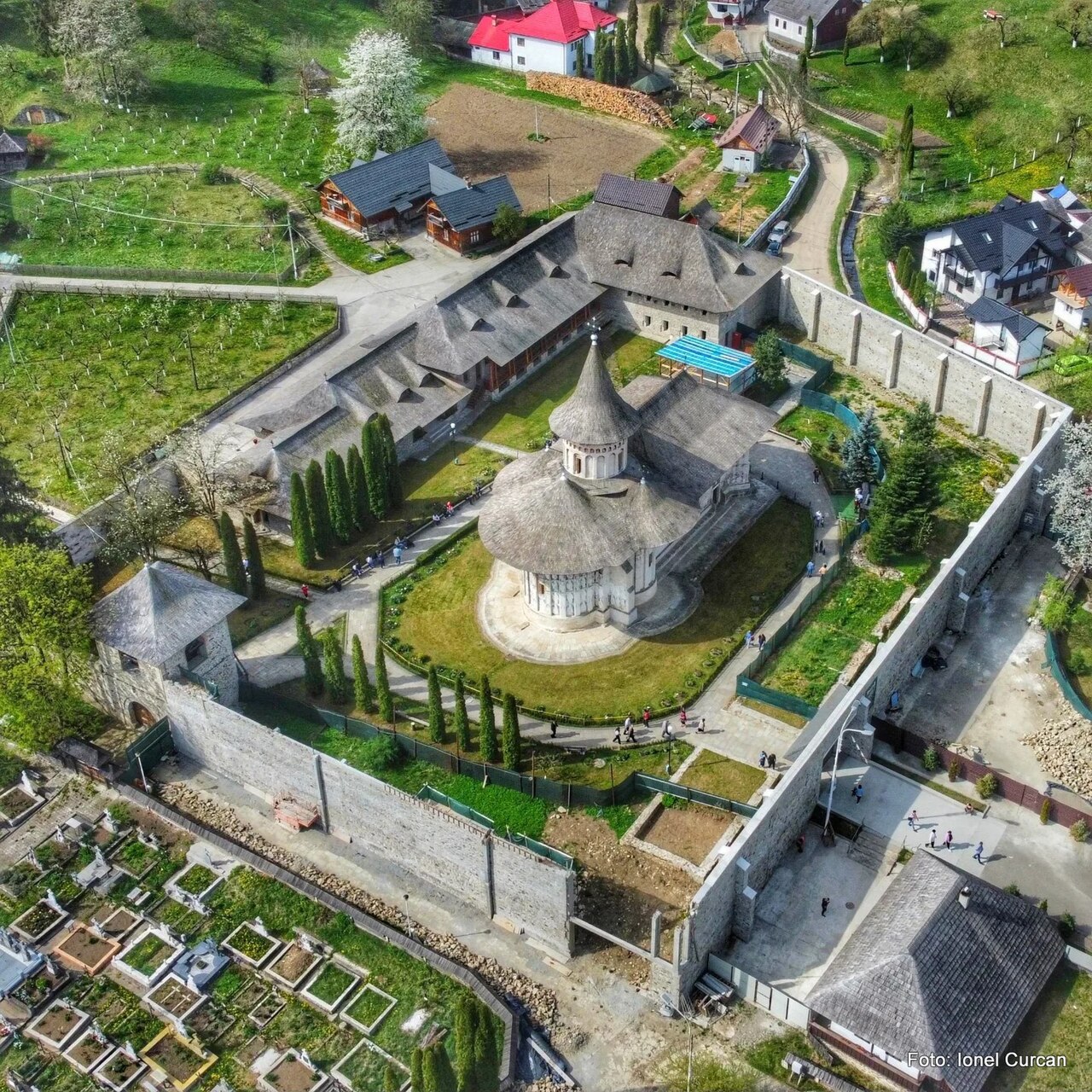 Vedere aeriană oblică: biserica, acoperișurile, incinta și anexele.
