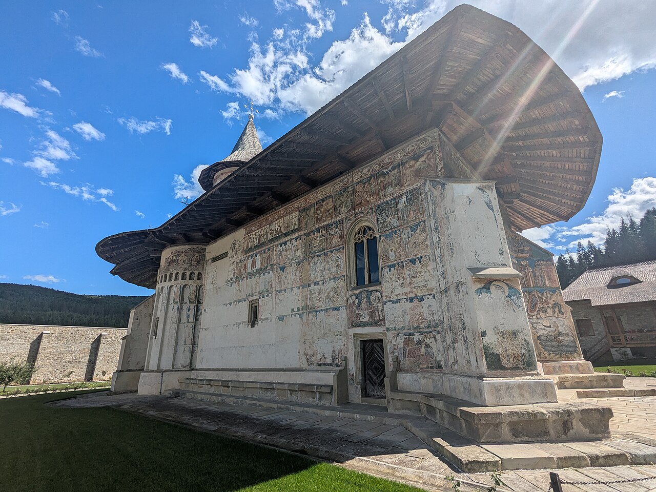 Colțul corpului de intrare, ușa, soclul și streașina în contraplonjeu.