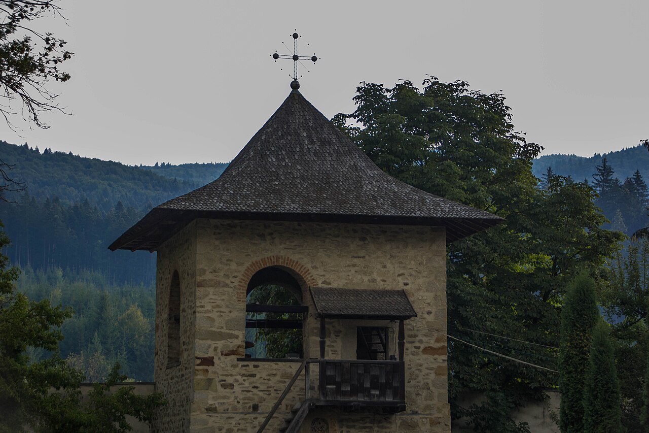 Clopotnița: nivelul clopotelor, balconul și scara exterioară.