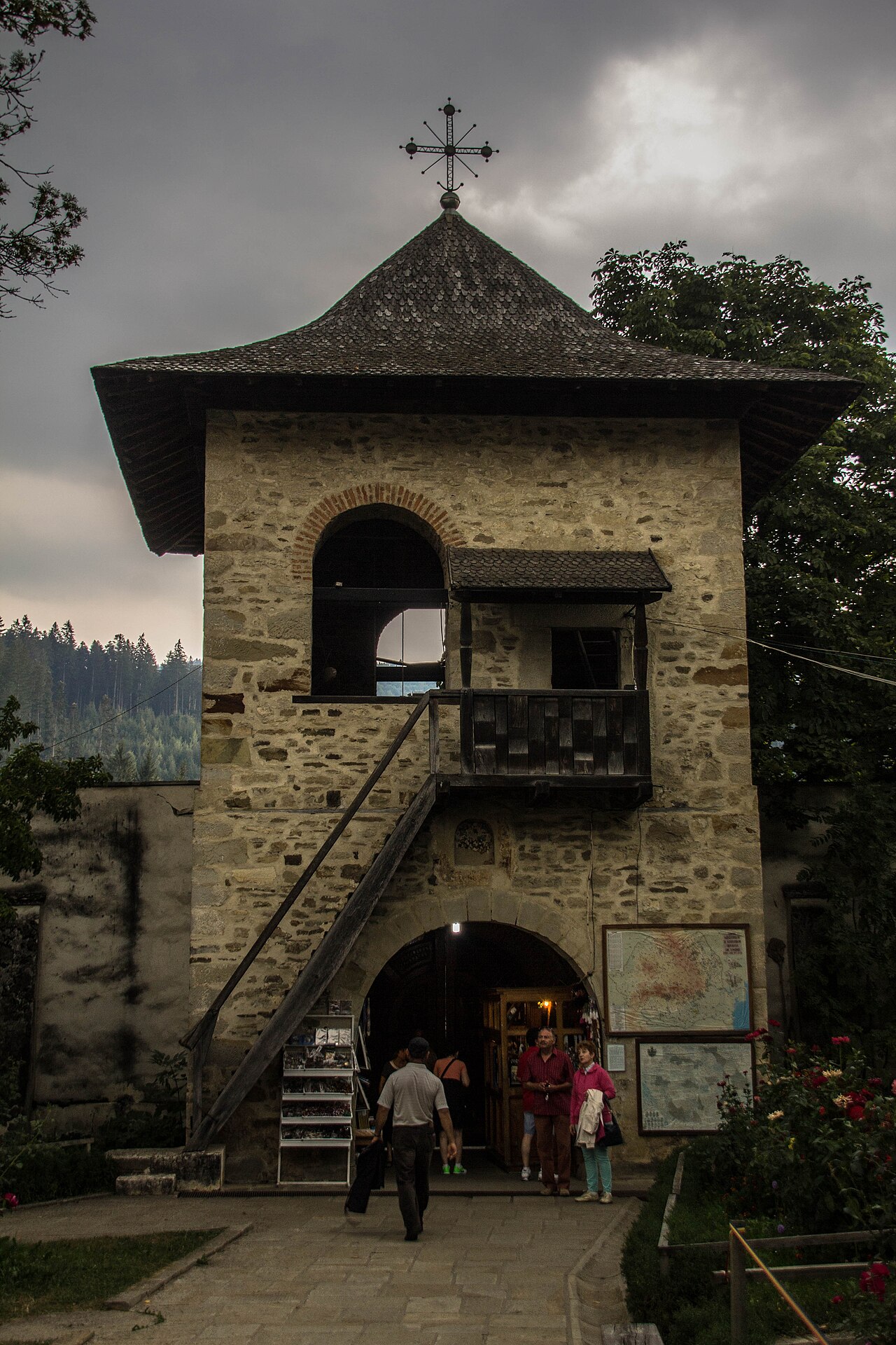 Clopotnița și pasajul boltit de la nivelul curții.