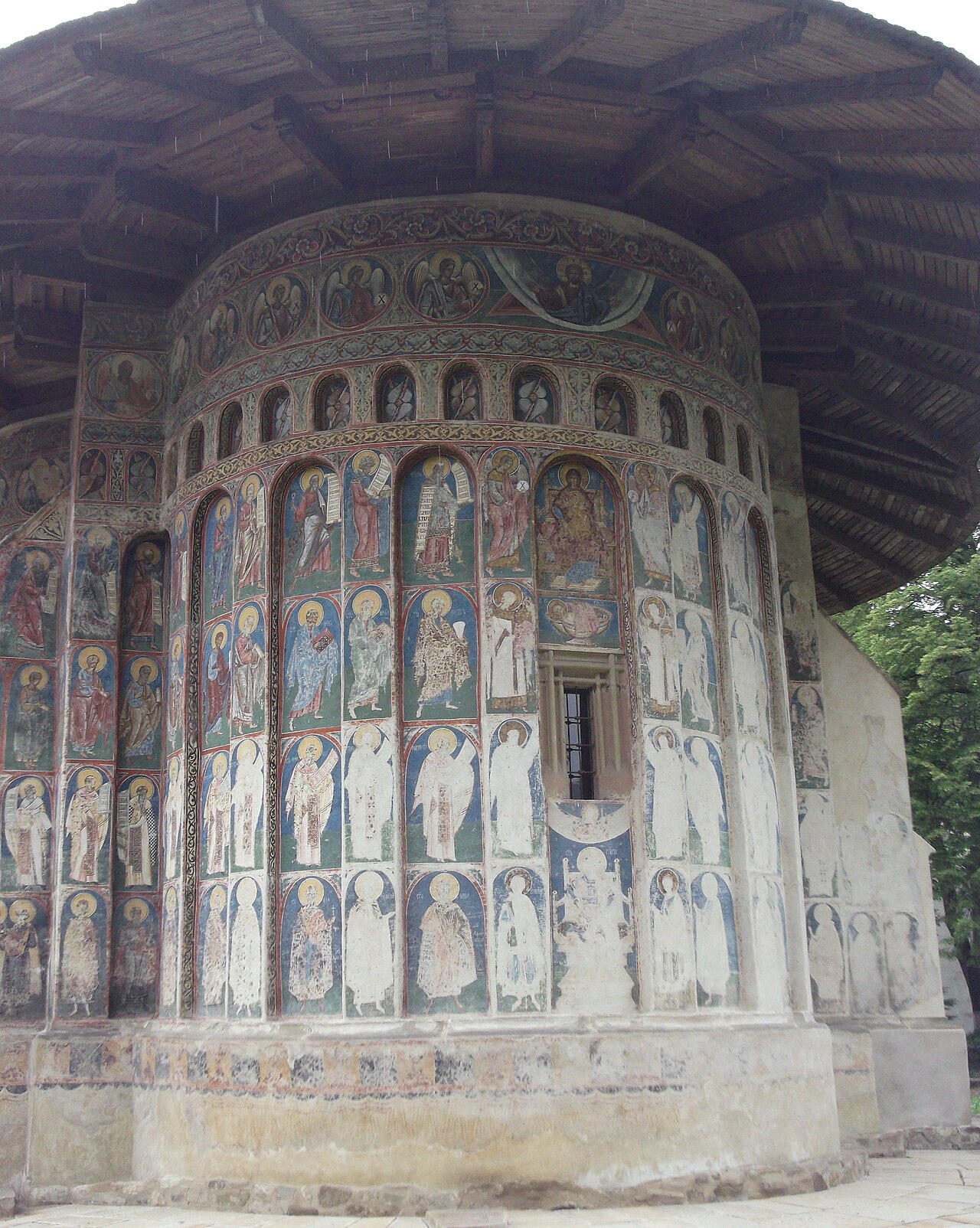 Absida: registre de pictură, fereastră și legătura cu soclul.