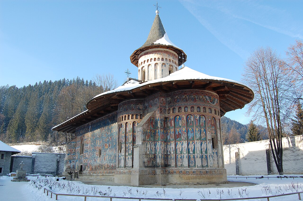 Biserica în zăpadă: turla, streșinile și absidele.