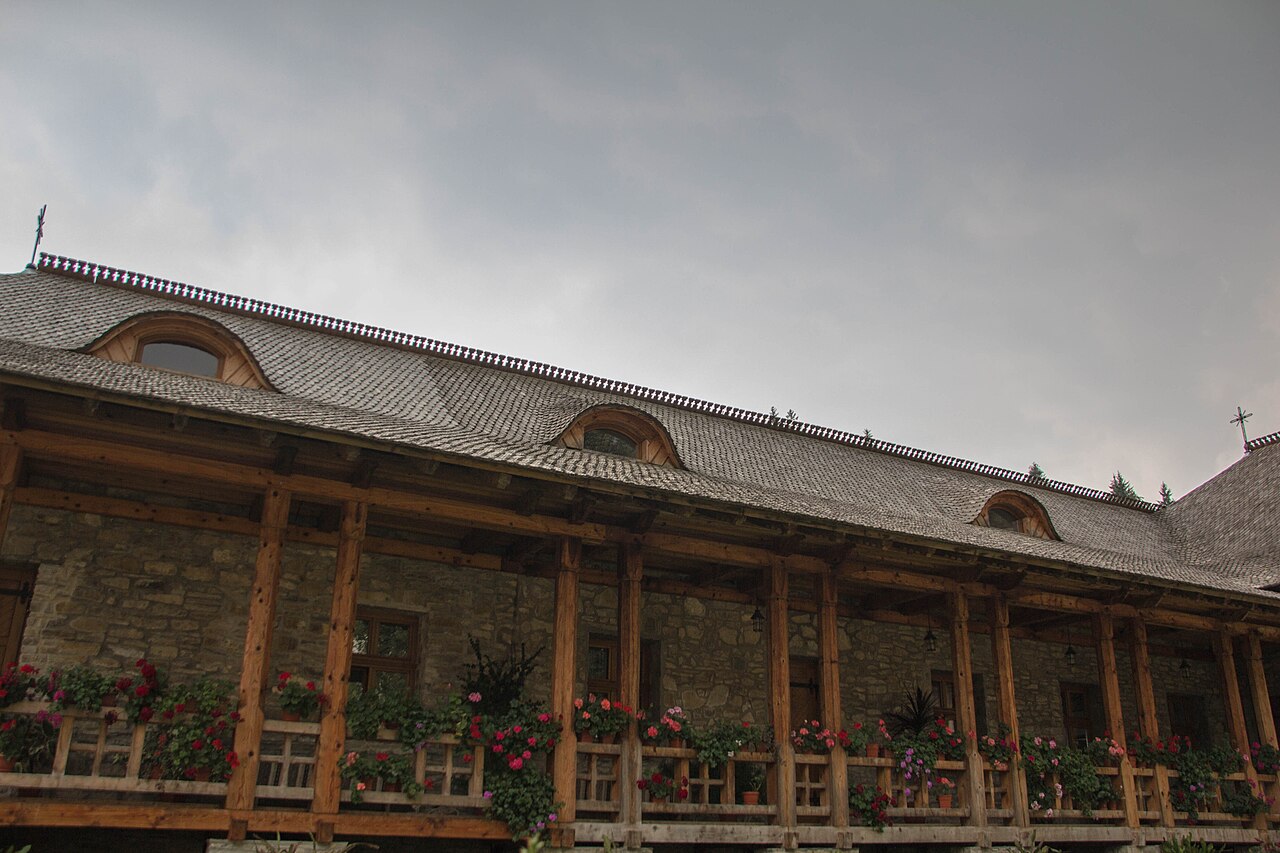 Corpul de chilii din curte, cu galerie susținută de stâlpi de lemn.