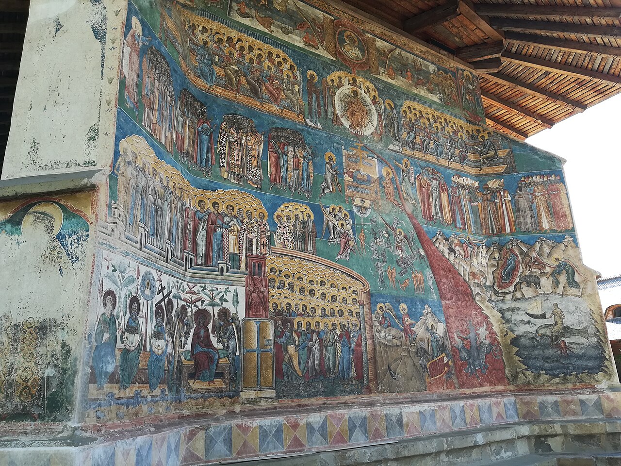 Pictura Judecății de Apoi și colțul fațadei, văzute de aproape.