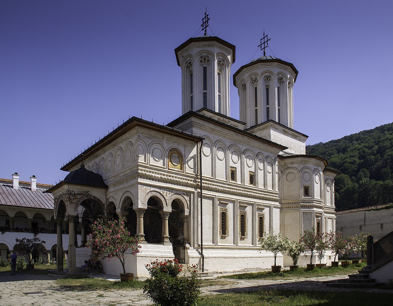 Biserica mare, pridvorul cu arcade și cele două turle, din curte.