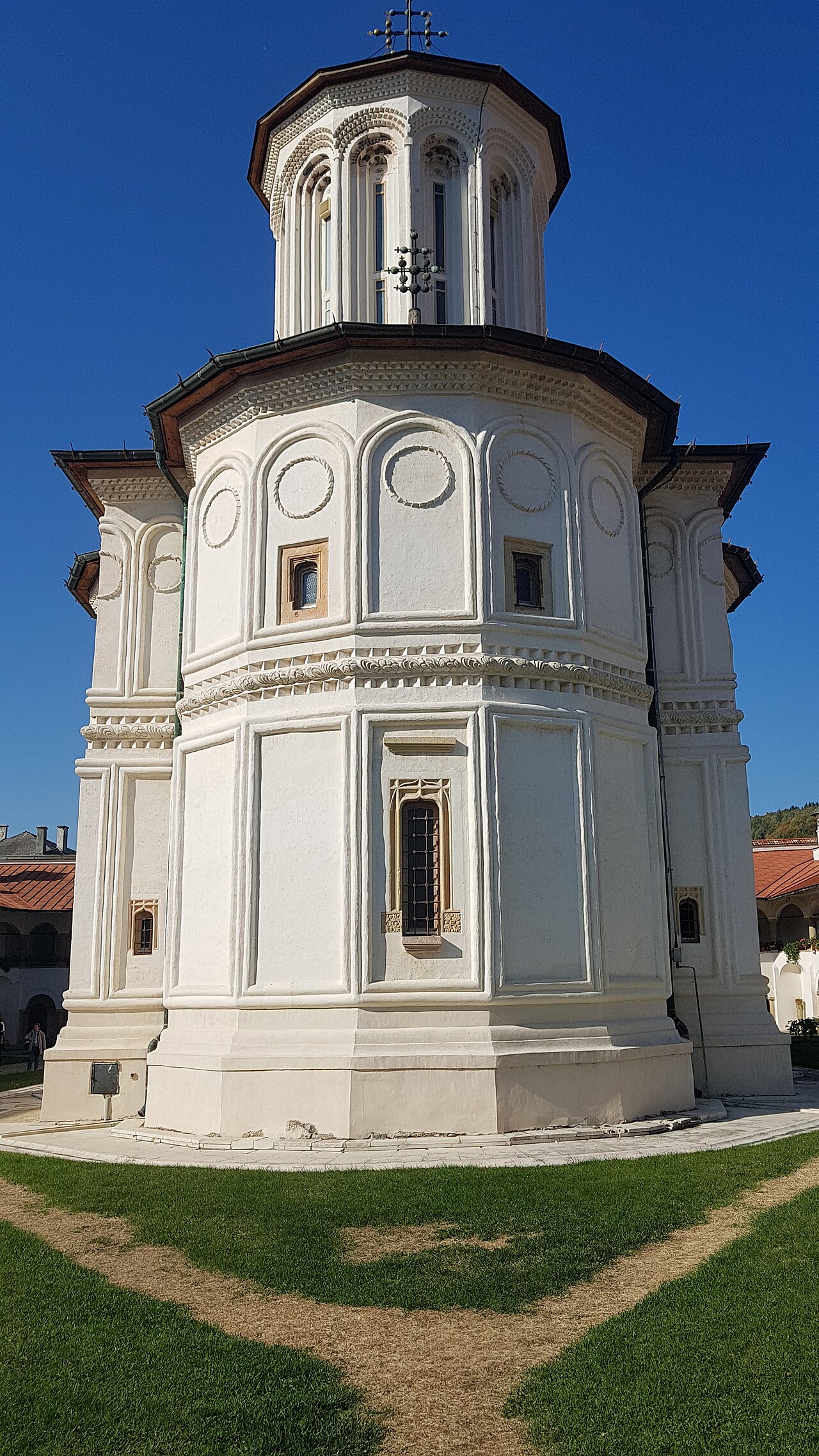 Capătul absidal al bisericii mari, văzut frontal de la sol.