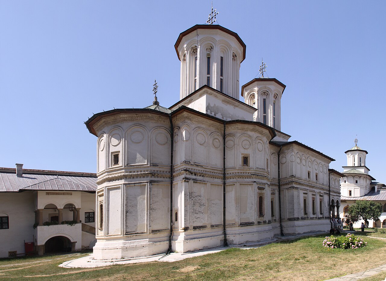 Biserica dinspre abside: turle, ferestre și racorduri ale acoperișului.