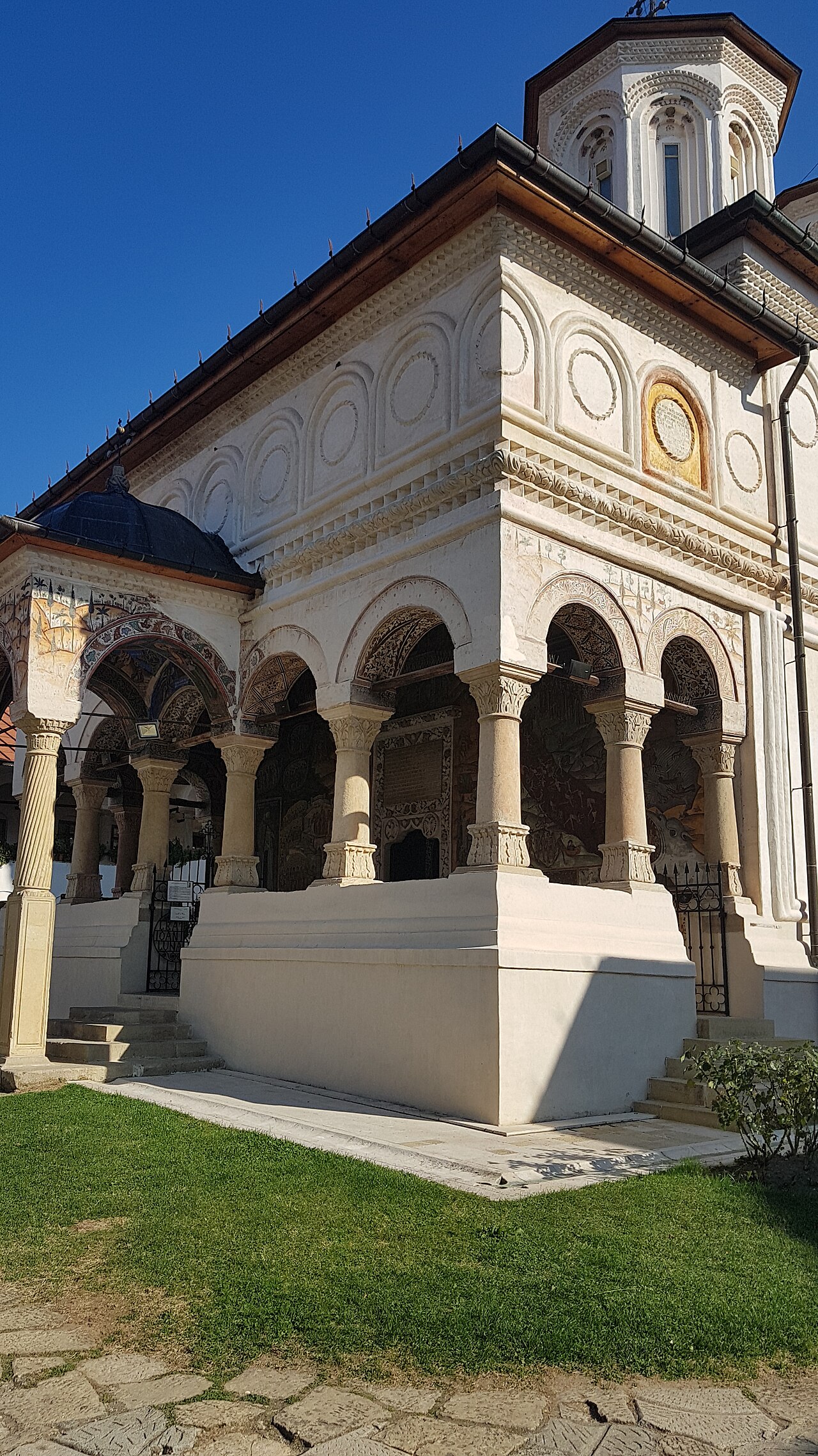 Pridvorul și fațada bisericii mari, în contraplonjeu.