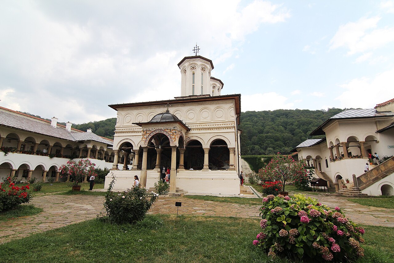 Biserica mare încadrată de galeriile ansamblului monahal.
