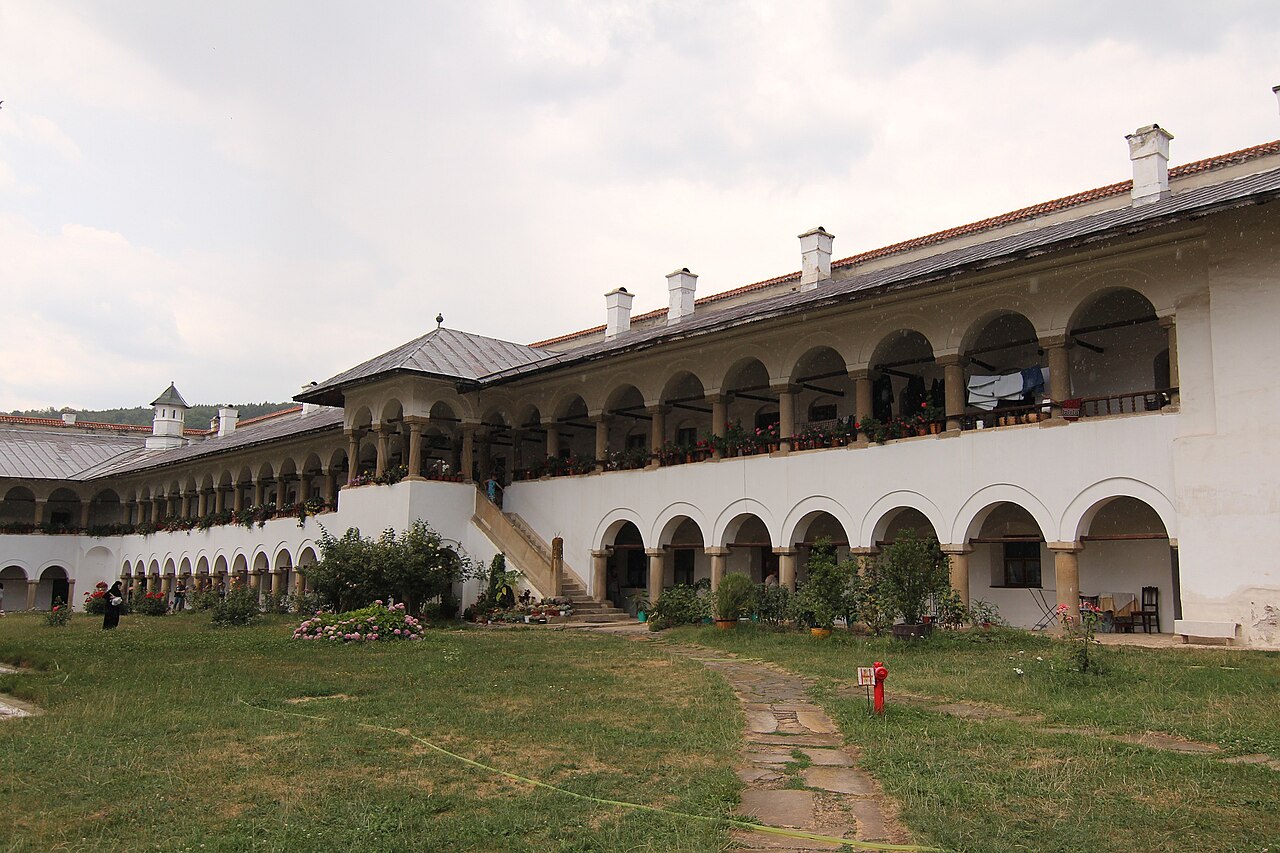Corpul lung de chilii cu arcade suprapuse și acoperiș.