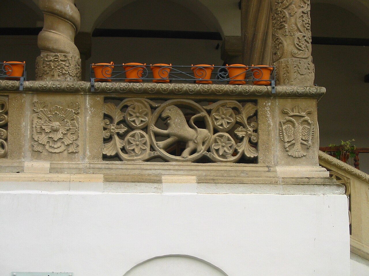 Panou sculptat al balustradei foișorului, cu motiv figurativ.